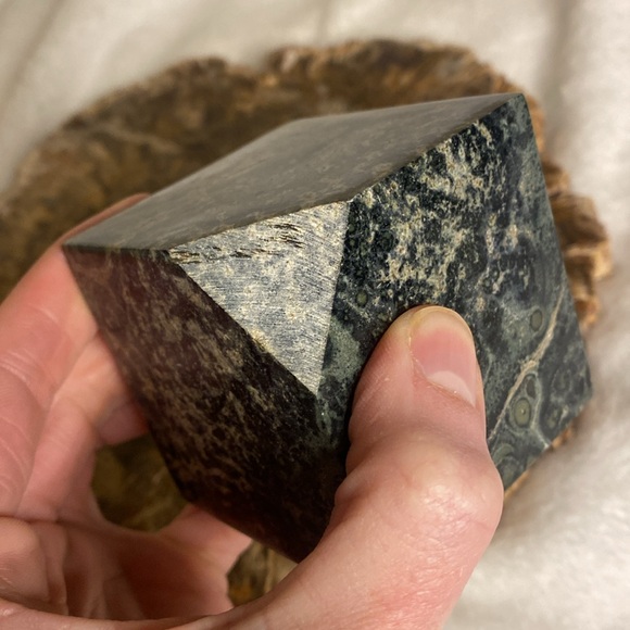 ✨🐊 Unique Kambaba (Crocodile) Jasper Cube – Stands on One Corner! 🐊✨ - Picture 9 of 9